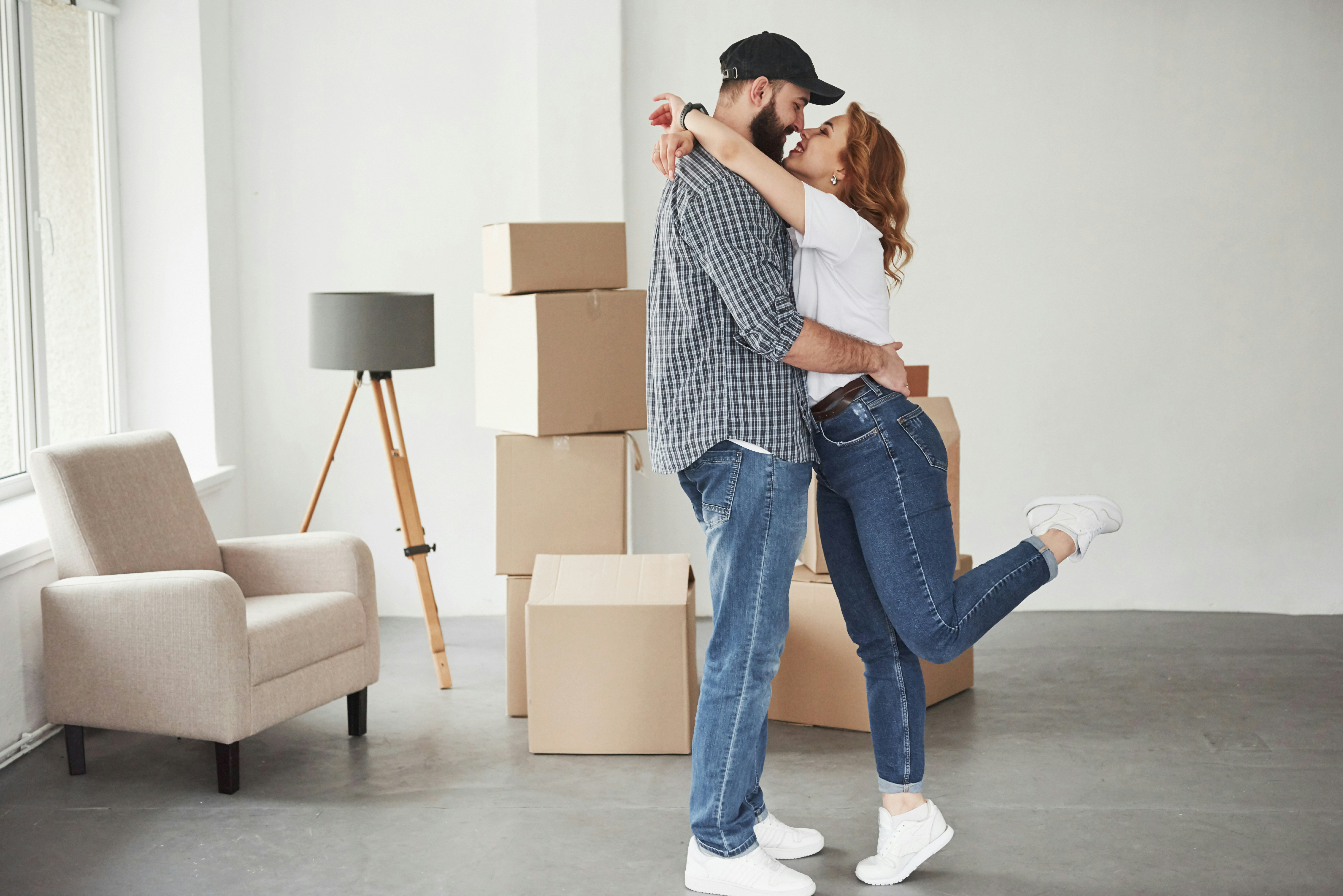 casal feliz na nova casa
